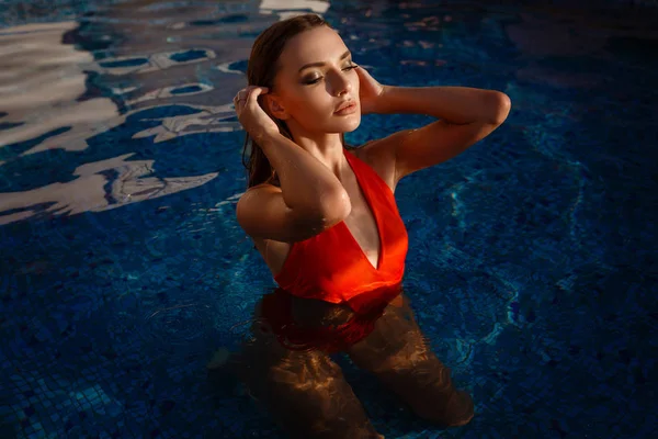 Гаряча жінка в стильному купальнику — стокове фото