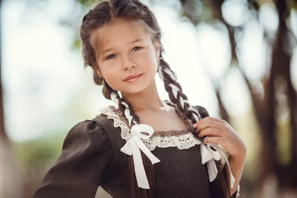 Menina bonita em um vestido velho no fundo da arquitetura do centro histórico — Fotografia de Stock