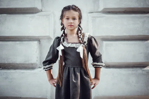 Menina bonita em um vestido velho no fundo da arquitetura do centro histórico — Fotografia de Stock