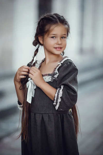 Menina bonita em um vestido velho no fundo da arquitetura do centro histórico — Fotografia de Stock