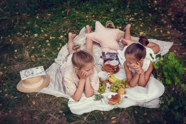 Två lyckliga små systrar älskar och kram i vacker park — Stockfoto