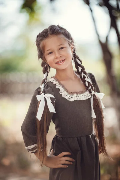 Belle petite fille dans une vieille robe sur le fond de l'architecture du centre historique — Photo