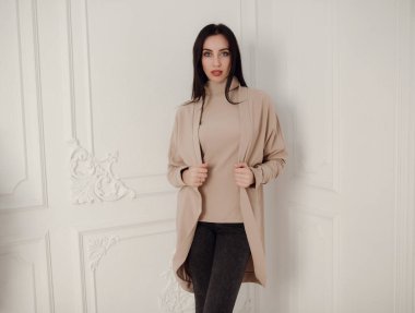 Beyaz bir arka plan üzerinde poz genç güzel kadın