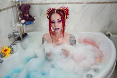 Renk ile bir bebek gibi model duymak banyoda yatıyor, banyo.