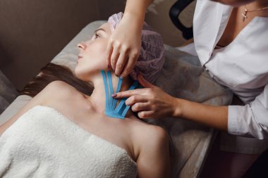 Sağlıklı güzel bir cilt. Güzellik maskeleri genç güzel kız, Spa salonu yapar