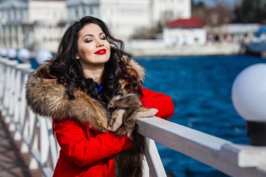 Sevimli kız sokakta yürürken büyük şehirde mutlu Kış saati.