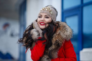 Sevimli kız sokakta yürürken büyük şehirde mutlu Kış saati.