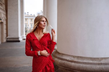 Güzel bir genç sarışın kadın Moskova merkezinde yürüyor.