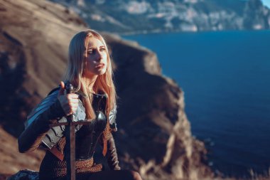 Kılıç ile saldıran sevimli kadın savaşçı