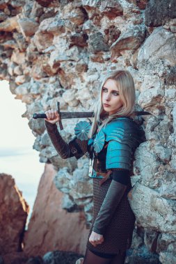 Kılıç ile saldıran sevimli kadın savaşçı