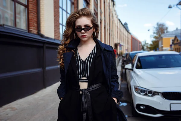 Nuori ja muodikas ylipainoinen nainen kävelee ympäri kaupunkia — kuvapankkivalokuva