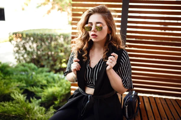 Mujer joven y de moda con sobrepeso caminando por la ciudad —  Fotos de Stock