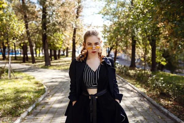 Jonge en modieuze vrouwen met overgewicht lopen rond de stad — Stockfoto