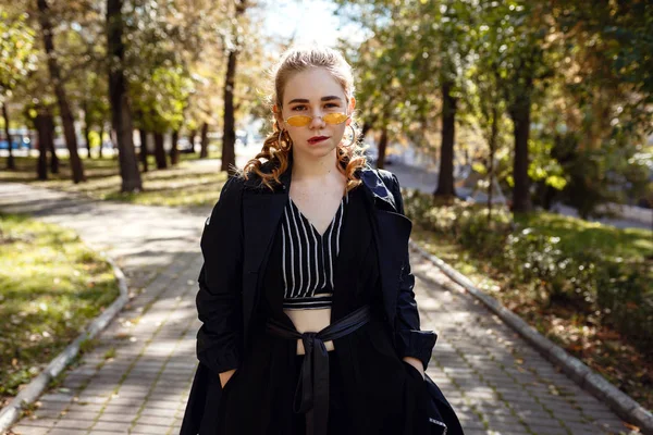 Mujer joven y de moda con sobrepeso caminando por la ciudad — Foto de Stock