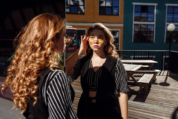 Jovem e elegante mulher com sobrepeso andando pela cidade — Fotografia de Stock