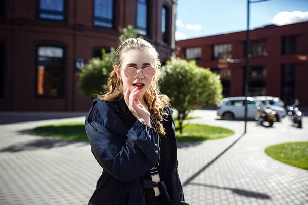 Jovem e elegante mulher com sobrepeso andando pela cidade — Fotografia de Stock