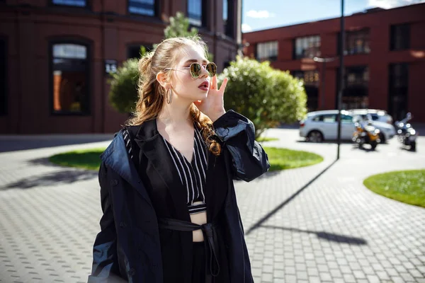 Jovem e elegante mulher com sobrepeso andando pela cidade — Fotografia de Stock