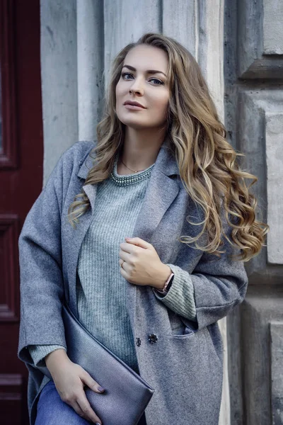 Modelo de moda con pantalones vaqueros, chaqueta y zapatillas de deporte desgarrados novio posando en la ciudad — Foto de Stock