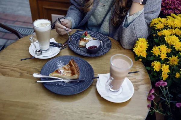 Ung vacker flicka leende och dricka kaffe på gatan utomhus Café. Urban morgon scen — Stockfoto