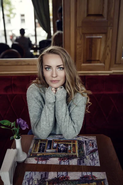 Retrato de una joven en el interior del restaurante en la mesa —  Fotos de Stock