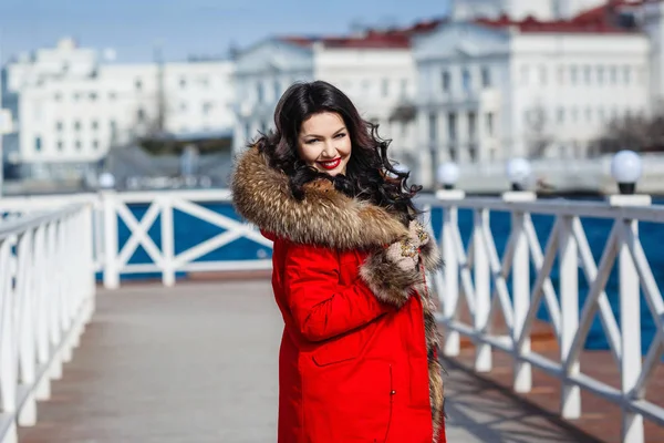 Feliz invierno en la gran ciudad de chica encantadora caminando por la calle . — Foto de Stock