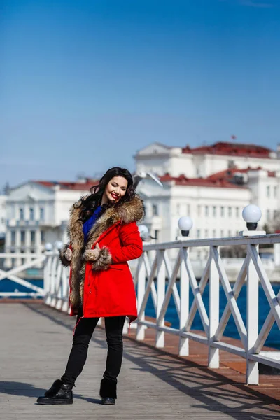 거리에 산책 하는 매력적인 여자의 큰 도시에서 행복 한 겨울 시간. — 스톡 사진