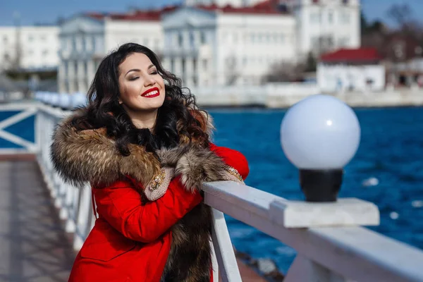 Feliz invierno en la gran ciudad de chica encantadora caminando por la calle . — Foto de Stock