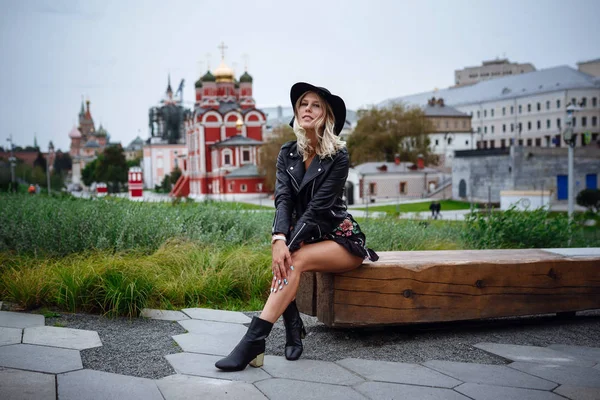 Una hermosa joven rubia camina en el Parque Zaryadye, Moscú . — Foto de Stock