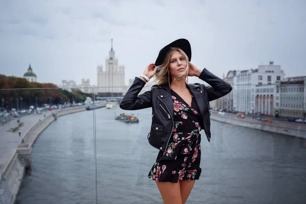 Een mooie jonge blonde vrouw wandelingen in het Zaryadye Park, Moskou. — Stockfoto