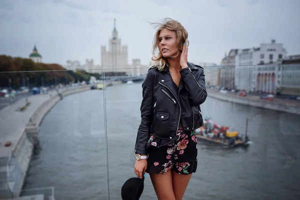 A beautiful young blonde woman walks in the Zaryadye Park, Moscow. — Stock Photo, Image