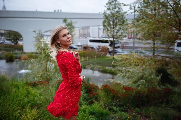 A beautiful young blonde woman walks in the center of Moscow. — Stock Photo, Image