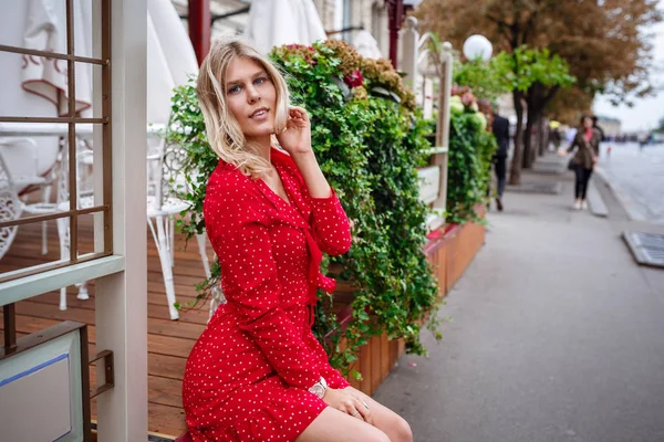 Een mooie jonge blonde vrouw wandelingen in het centrum van Moskou. — Stockfoto