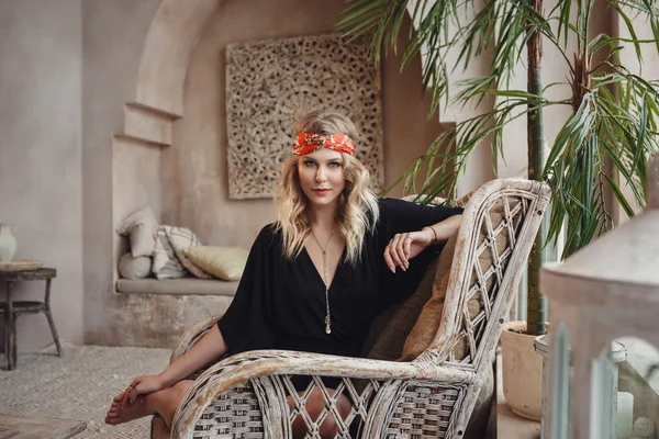 Красивая сексуальная женщина блондинка блондинка восточного стиля арабский марокко мебель гламурная модель позировать модная одежда — стоковое фото