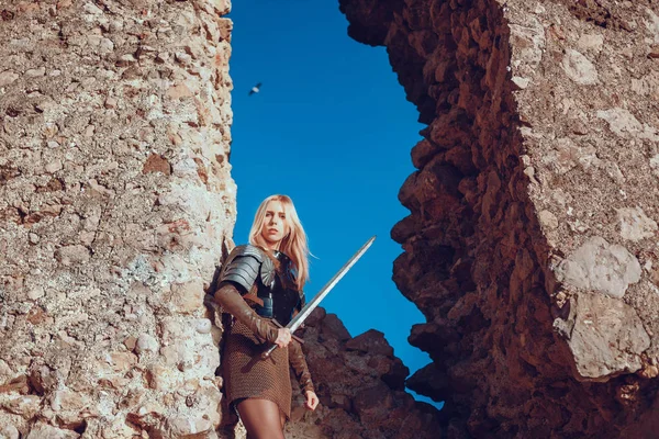 A guerreira bonita atacando com espada — Fotografia de Stock