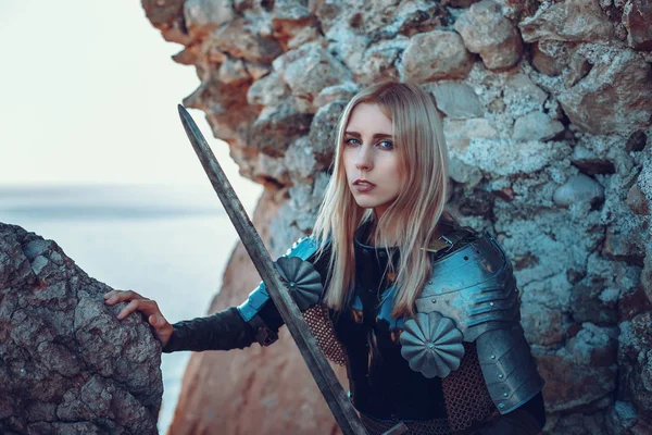 Den söta kvinnliga krigare attackerar med svärd — Stockfoto