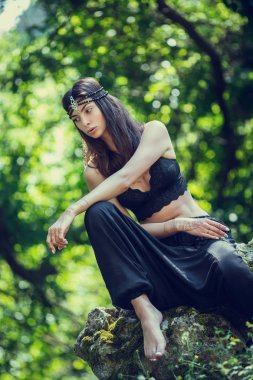 Çizim mehndi kına elleri ve kız arka yoluyla.