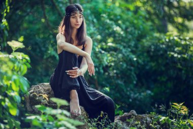 Çizim mehndi kına elleri ve kız arka yoluyla.