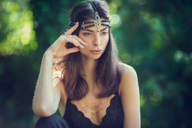 Çizim mehndi kına elleri ve kız arka yoluyla.