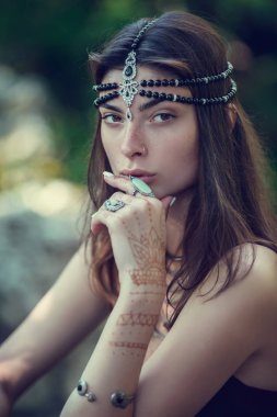 Çizim mehndi kına elleri ve kız arka yoluyla.