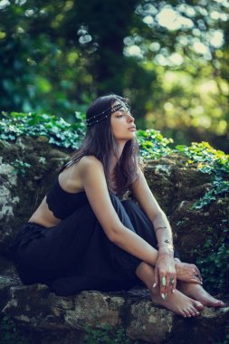 Çizim mehndi kına elleri ve kız arka yoluyla