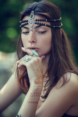 Çizim mehndi kına elleri ve kız arka yoluyla.