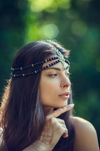 El dibujo mehndi por medio de la henna a las manos y la espalda de la muchacha . — Foto de Stock