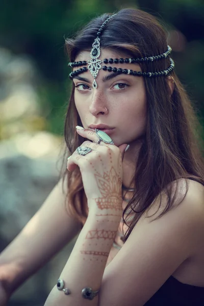 Desenho mehndi por meio da hena a mãos e umas costas da menina . — Fotografia de Stock