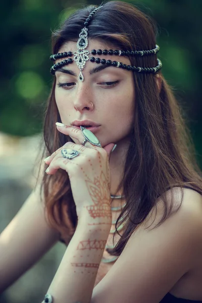 Çizim mehndi kına elleri ve kız arka yoluyla.