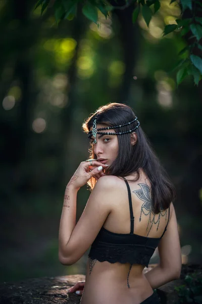 Drawing mehndi by means of henna on hands and a back of the girl. — Stock Photo, Image