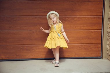 Küçük duygu güzel sarışın gülümseyen kız pozlar. Kopyalama alanı