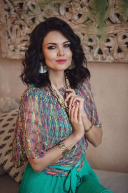 Geleneksel Morrocan oturma odasında poz veren kadın