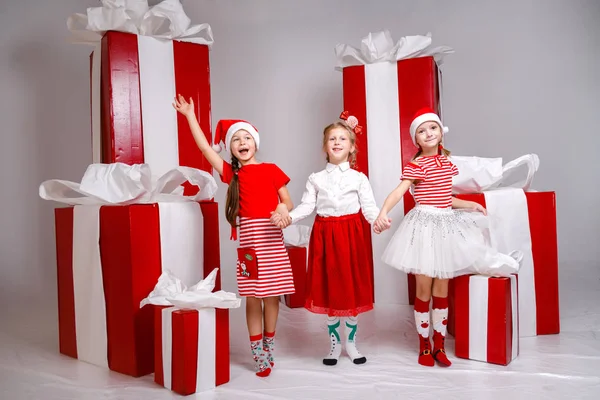 Kış tatili dekorasyon ve sahne ile stüdyoda Küçük sevimli kızlar — Stok fotoğraf