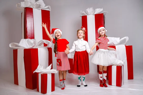 Piccole ragazze carine in studio con decorazioni per le vacanze invernali e oggetti di scena — Foto Stock