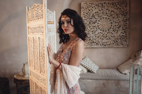 Frau posiert im traditionellen marokkanischen Wohnzimmer — Stockfoto
